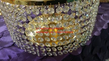 Gold crystal vestuvių tortas stovi vestuvių stalo puošmena