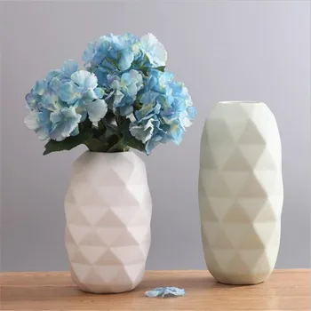 Skandinavijos minimalistinio modernaus darbalaukio gėlių rengiasi paprasta mados, meno geometrinės vaza apdaila Apdaila namo apdaila